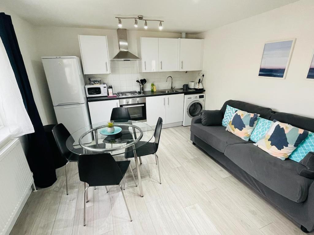 Enfield Chase Apartment Eksteriør billede