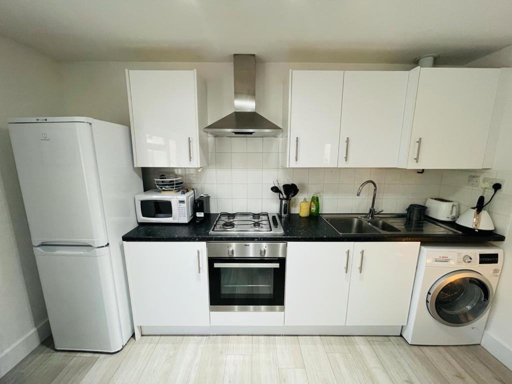 Enfield Chase Apartment Eksteriør billede