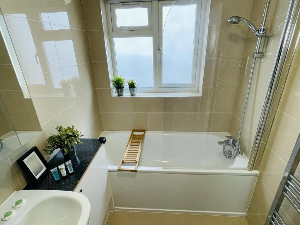 Enfield Chase Apartment Eksteriør billede